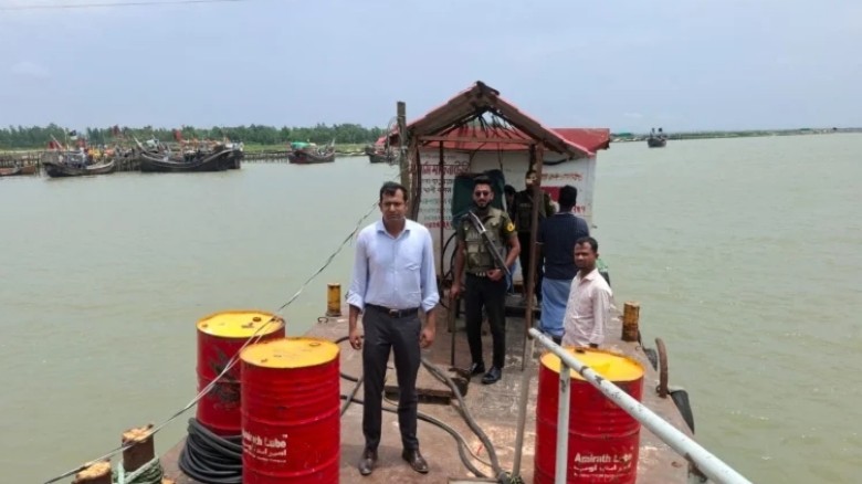 মহেশখালীতে অবৈধ তেল বিক্রয়কেন্দ্রে অভিযান, ৬ প্রতিষ্ঠান সিলগ