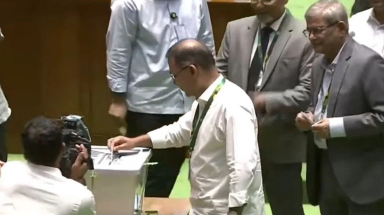 রাষ্ট্রপতি নির্বাচনে ভোট দিলেন প্রধানমন্ত্রী, স্পিকার ও বিরো