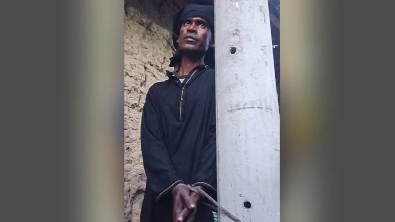 বোরকা পরে চুরি করতে গিয়ে ধারালো অস্ত্রসহ যুবক আটক...