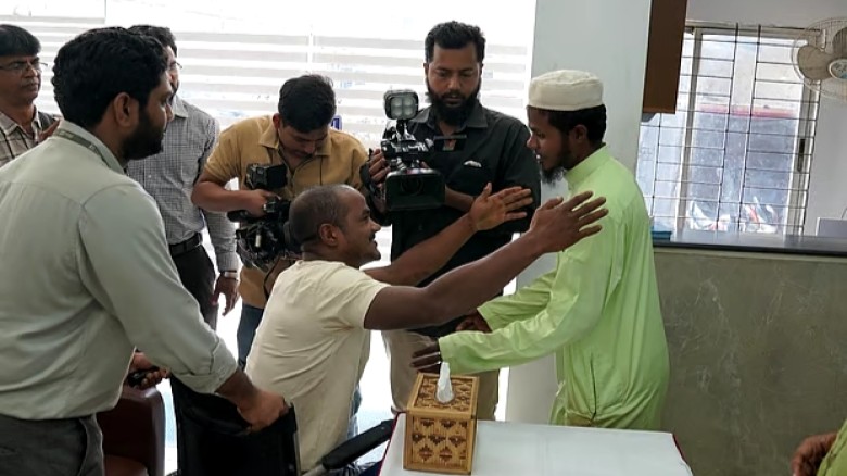 মৃত ভেবেছিল পরিবার, ২৫ বছর পর দেশে ফিরলেন শৈশবে বিদেশে যাওয়া