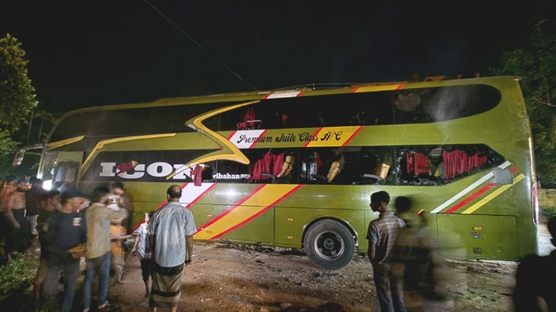 কক্সবাজারে চলন্ত এসি বাসে আগুন, জানালা ভেঙে যাত্রীদের উদ্ধার