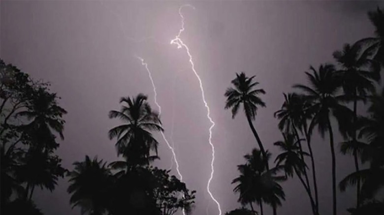 কক্সবাজারে রাতের মধ্যে ৬০ কিলোমিটার বেগে ঝড়ের আশঙ্কা