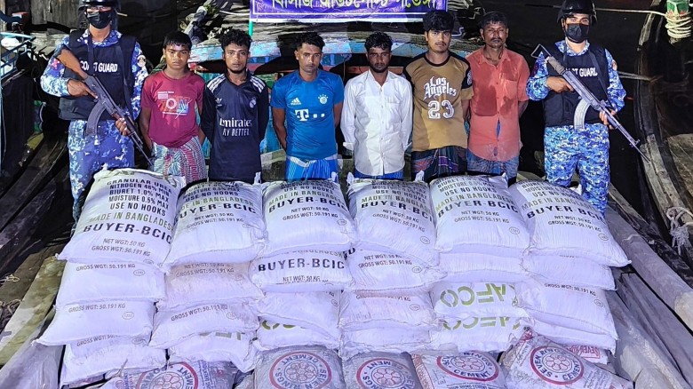 মিয়ানমারে পাচারকালে সিমেন্ট ও সারসহ ৬ পাচারকারী আটক