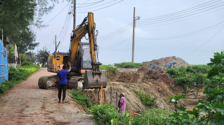 কক্সবাজার সৈকতের বালিয়াড়িতে সড়ক নির্মাণে আদালত অবমাননার নোটি