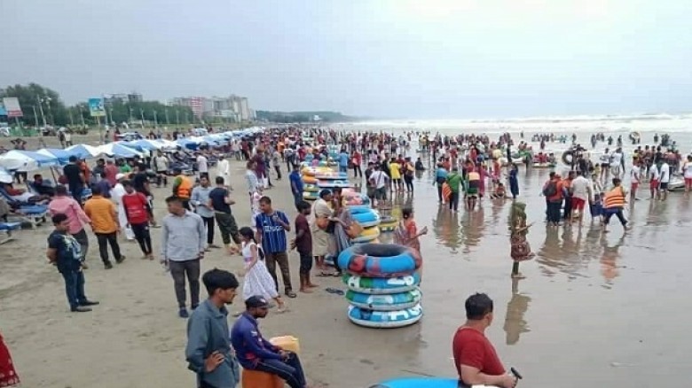ছুটির দিনে ঢেউ আর পর্যটকের উচ্ছ্বাসে উৎসবমুখর কক্সবাজার সমুদ