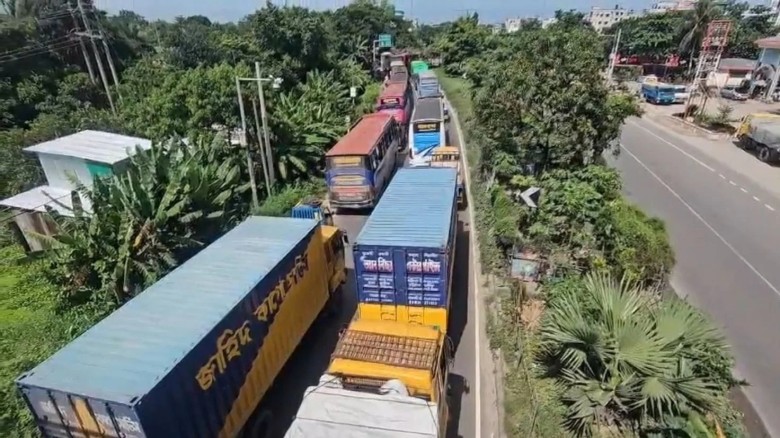 ঢাকা-চট্টগ্রাম মহাসড়কে ৫২ কিলোমিটার যানজট, চরম দুর্ভোগে যাত্