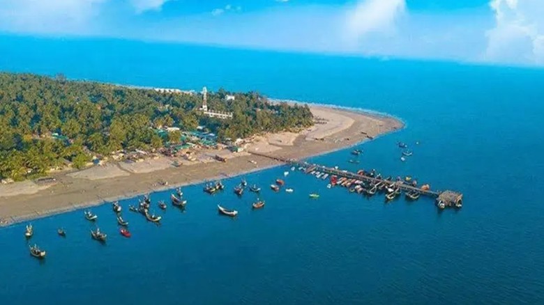 সাগর উত্তাল হলেই বিচ্ছিন্ন সেন্টমার্টিন, খাদ্য সংকটে দ্বীপবা