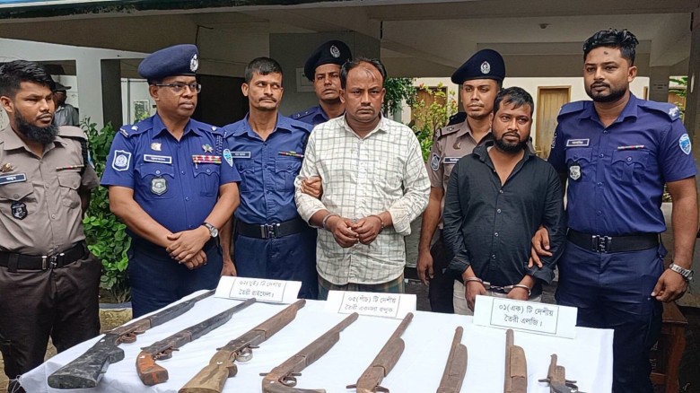 মহেশখালীতে পুলিশের অভিযানে ৮ অস্ত্রসহ আটক ২
