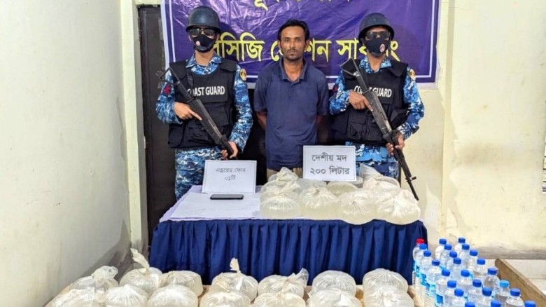 টেকনাফে ২০০ লিটার দেশীয় মদ জব্দ, মাদক কারবারি আটক