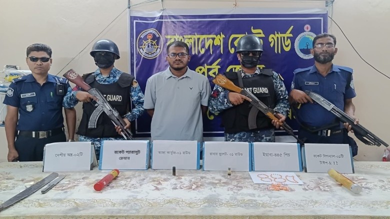সন্দ্বীপে যৌথ অভিযানে ইয়াবা ও দেশীয় অস্ত্রসহ মাদক ব্যবসায়ী আ
