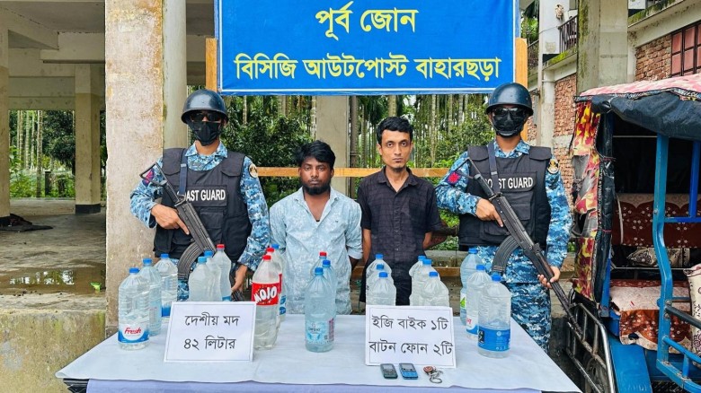 টেকনাফের বাহারছড়ায় ৪২ লিটার দেশীয় মদসহ দুই মাদক কারবারি আটক