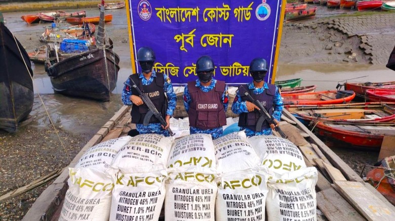 মিয়ানমারে পাচারকালে বিপুল পরিমাণ ইউরিয়া সার জব্দ করেছে কোস্ট