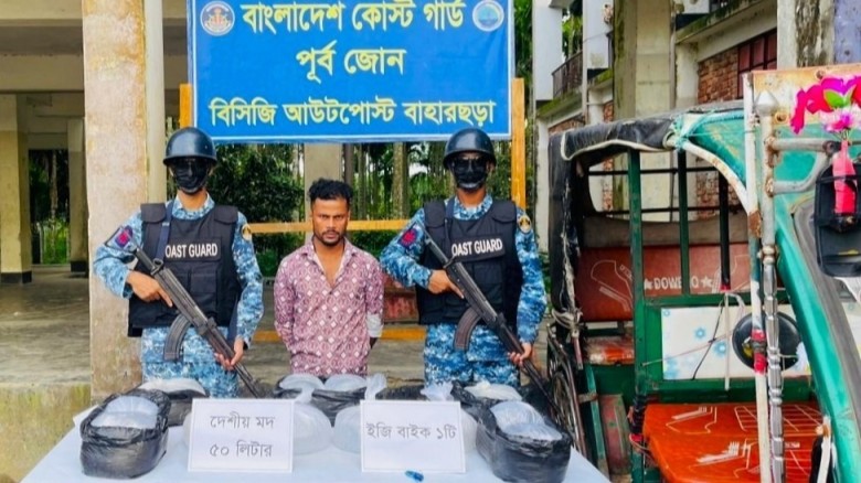 টেকনাফে দেশীয় মদসহ মাদক কারবারি আটক, ইজিবাইক জব্দ