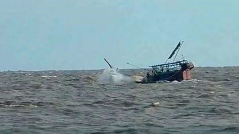 কক্সবাজারে ঝড়ে ট্রলারডুবি, প্রাণ গেল দুই জেলের