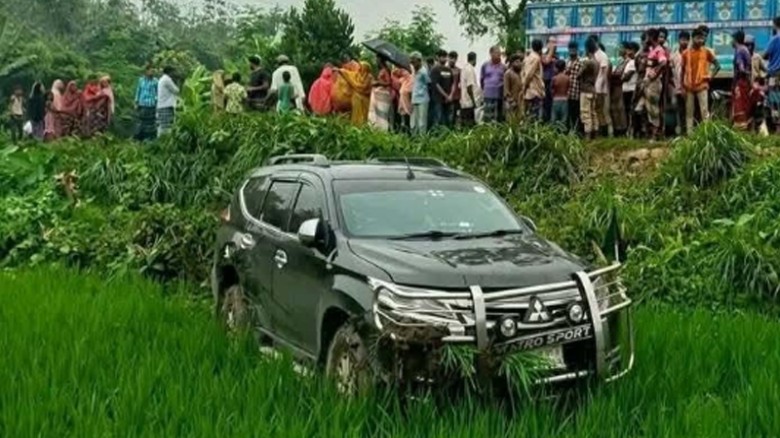 বগুড়ায় বৃদ্ধাকে বাঁচাতে গিয়ে ধানখেতে প্রতিমন্ত্রীর গাড়ি, স্ত