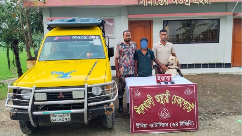 উখিয়ায় পর্যটকবাহী চাঁদের গাড়িতে ৪ হাজার ইয়াবা, চালক আটক