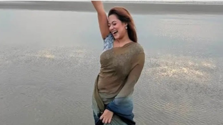 সমুদ্রপাড়ে দীঘির নতুন লুক, কী করছেন কক্সবাজারে