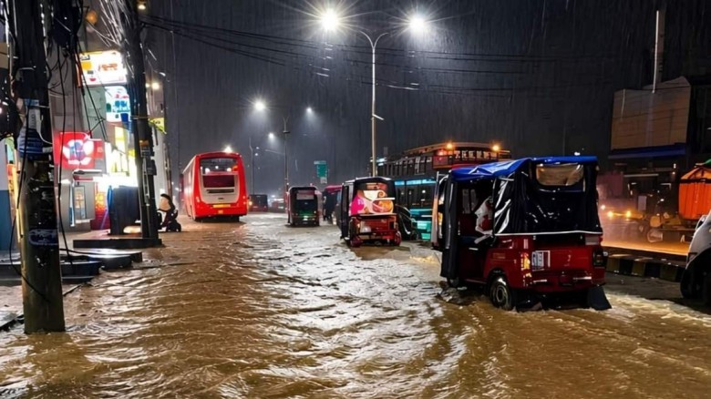 কক্সবাজারে টানা বৃষ্টিতে তলিয়ে গেছে প্রধান সড়ক, দুর্ভোগে পর্