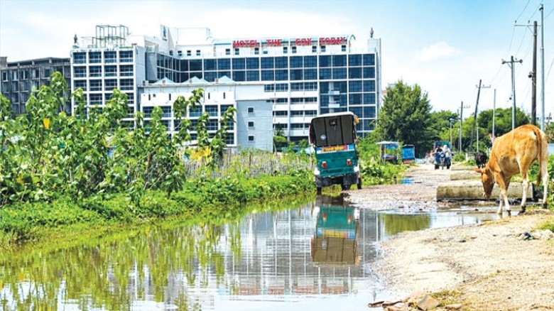 কক্সবাজারে হোটেলের সামনে জলাবদ্ধতা, দুর্ভোগে পর্যটকরা