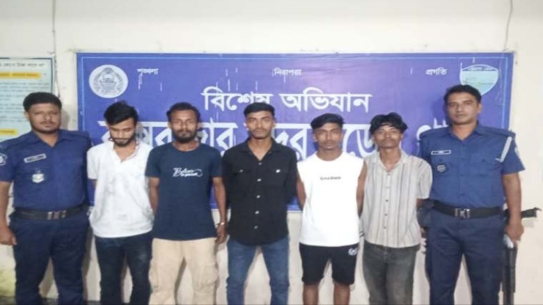 কক্সবাজারে সরকারি বালক উচ্চ বিদ্যালয় মাঠ থেকে মাদকসেবী আটক