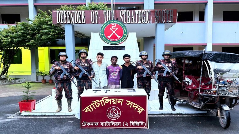 কক্সবাজারে অস্ত্র-গোলাবারুদসহ ৩ ডাকাত আটক