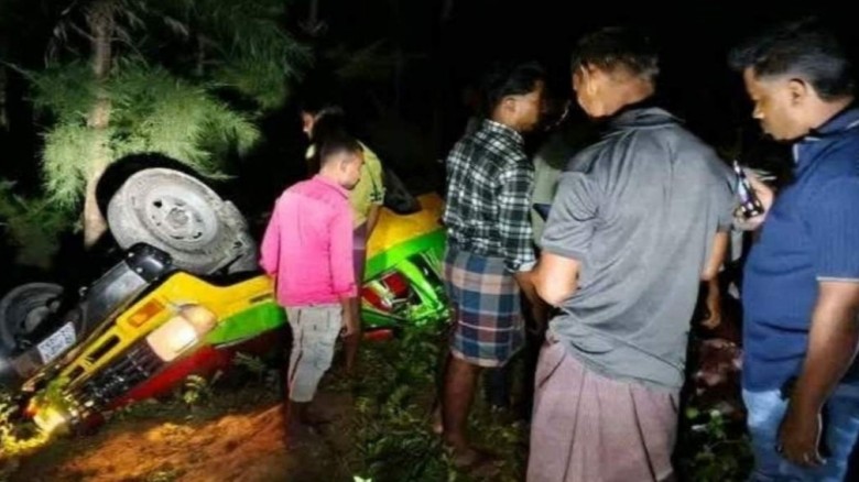 টেকনাফে চান্দের গাড়ি-ভ্যানের সংঘর্ষে নিহত ১, আহত ৮