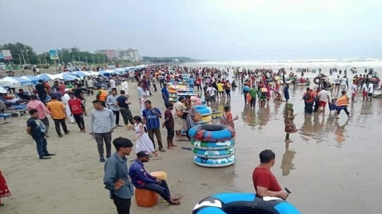 সতর্ক সংকেতের মধ্যেও কক্সবাজার সৈকতে পর্যটকের ঢল