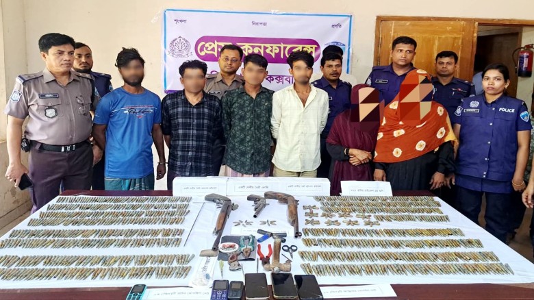 কক্সবাজারে ৮২৫ রাউন্ড গুলি ও অস্ত্র তৈরির সরঞ্জামসহ ৬ জন গ্র