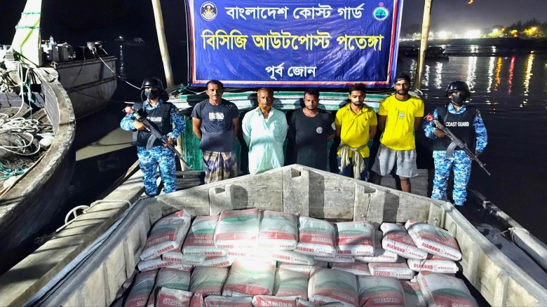 মিয়ানমারে পাচারের সময় ৭৫০ বস্তা সিমেন্ট জব্দ, আটক ৫