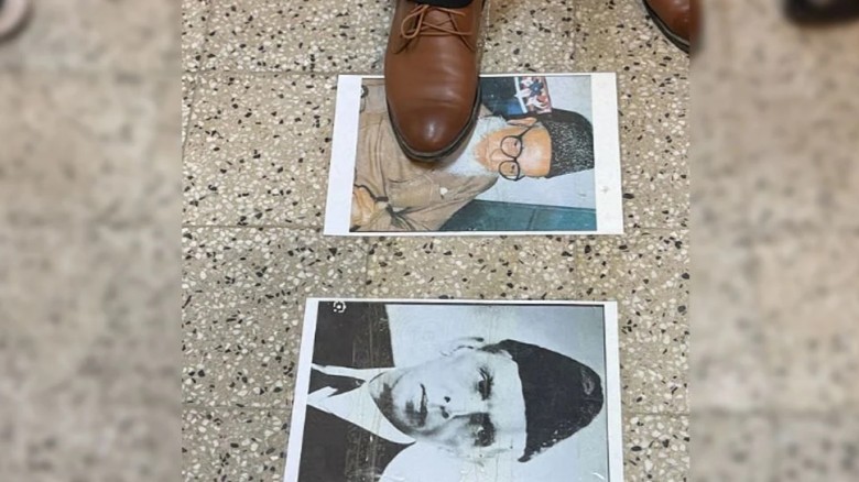 ডাকসু সংগ্রহশালায় জিন্নাহ-গোলাম আযমের ছবি মেঝেতে রেখে শিক্ষা