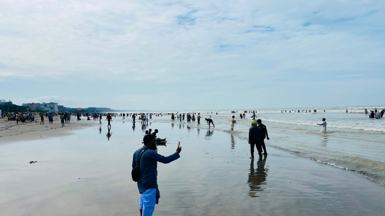 কক্সবাজার সৈকতে গোসলে নেমে নিখোঁজ পর্যটক