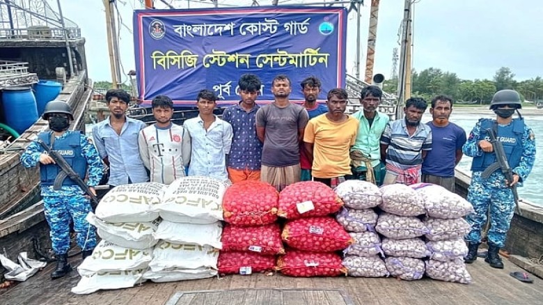 মিয়ানমারের দিকে যাচ্ছিল ইউরিয়া সারবোঝাই ট্রলার, সেন্ট মার্টি