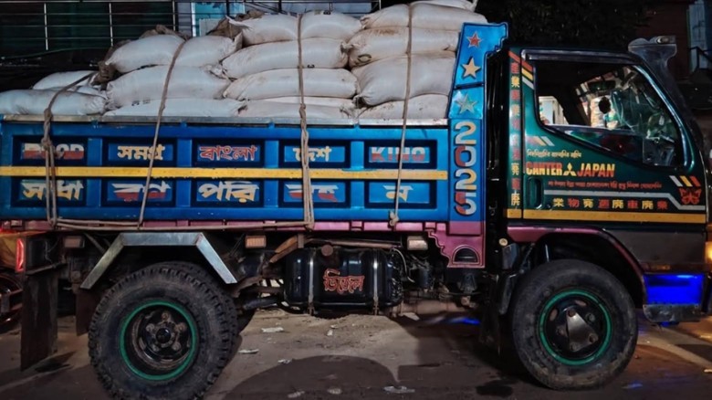 উখিয়ায় ৭৭ বস্তা ইউরিয়া সার জব্দ