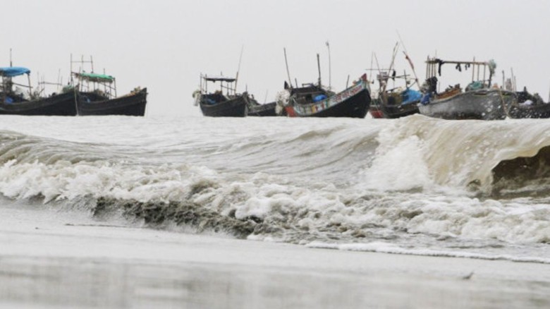 বঙ্গোপসাগরে মাছ ধরার নৌকাকে গভীরে না যাওয়ার নির্দেশ