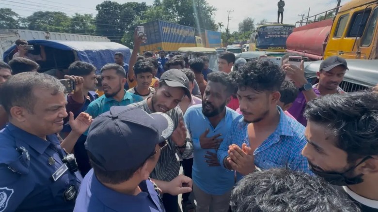 চাকরি পুনর্বহালের দাবিতে ব্যাংকারদের চট্টগ্রাম-কক্সবাজার মহা