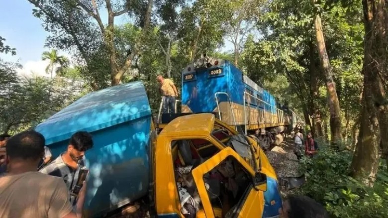 পটিয়ায় কক্সবাজার এক্সপ্রেসের বগি লাইনচ্যুত, রেল যোগাযোগ বন্ধ